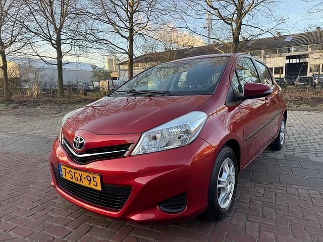 Rood Occasion 2013 Toyota Yaris Hatchback | € 4.000 (Eerlijke prijs) - Afbeelding 1/4