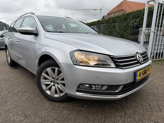 Grijs, metallic lak Gebruikt 2013 VW Passat Comfortline Stationwagen | € 2.999 - Afbeelding 1/4