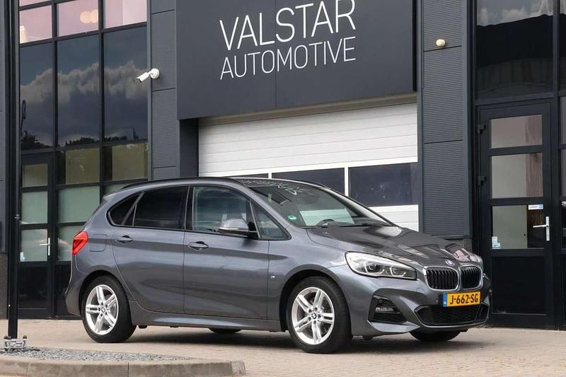 Grijs, metallic lak Gebruikt 2020 BMW 220 Active Tourer Sport Line MPV | € 24.950 (Eerlijke prijs) - Afbeelding 1/4