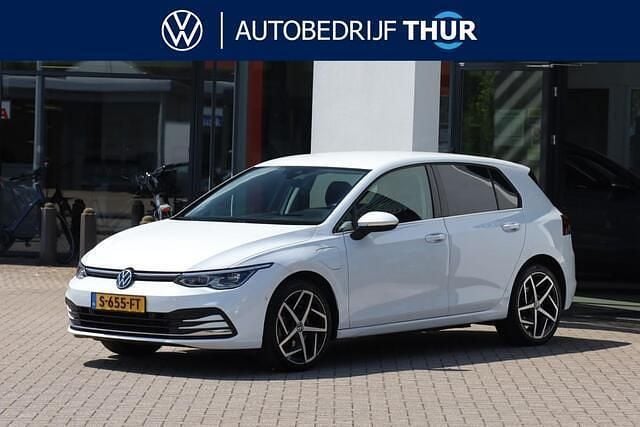 Wit Gebruikt 2023 VW Golf VIII Style Hatchback | € 26.950 (Eerlijke prijs) - Afbeelding 1/4
