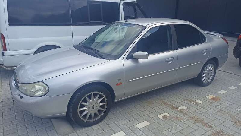 Grijs Gebruikt 2000 Ford Mondeo Ghia Sedan | € 1.000 - Afbeelding 1/4