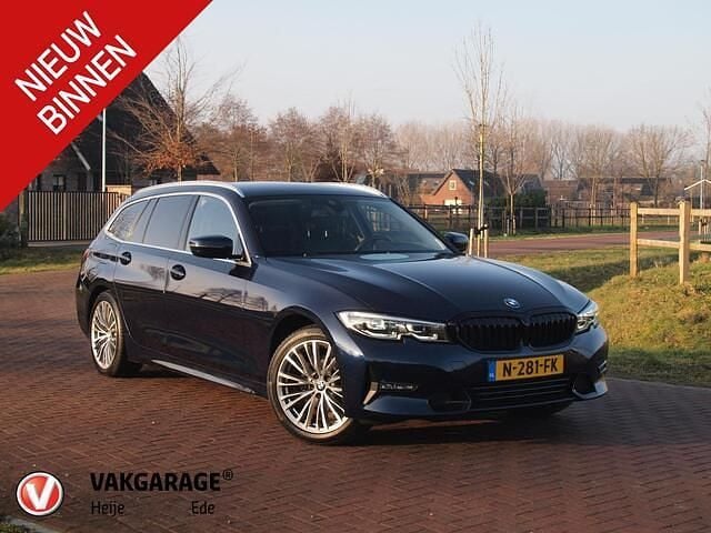 Blauw (metallic) Occasion 2021 BMW 318 Basis Stationwagen | € 24.495 (Goede deal) - Afbeelding 1/4