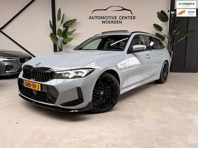 Grijs Occasion 2022 BMW 320e M Sport Stationwagen | € 39.999 (Eerlijke prijs) - Afbeelding 1/4