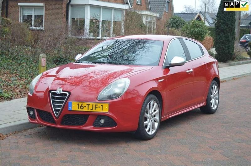 Rood Gebruikt 2012 Alfa Romeo Giulietta Distinctive Hatchback | € 7.995 (Eerlijke prijs) - Afbeelding 1/4