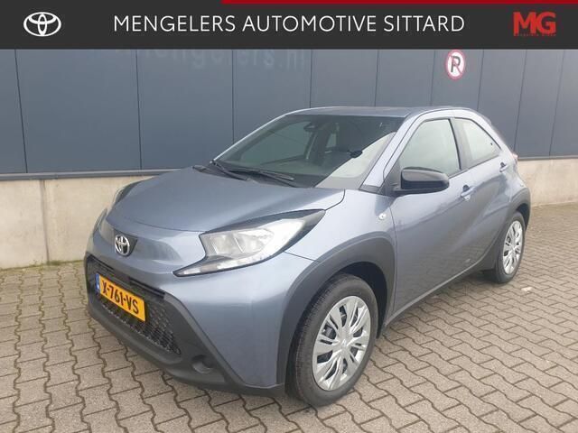 Grijs Gebruikt 2024 Toyota Aygo Play Hatchback | € 22.250 (Eerlijke prijs) - Afbeelding 1/4