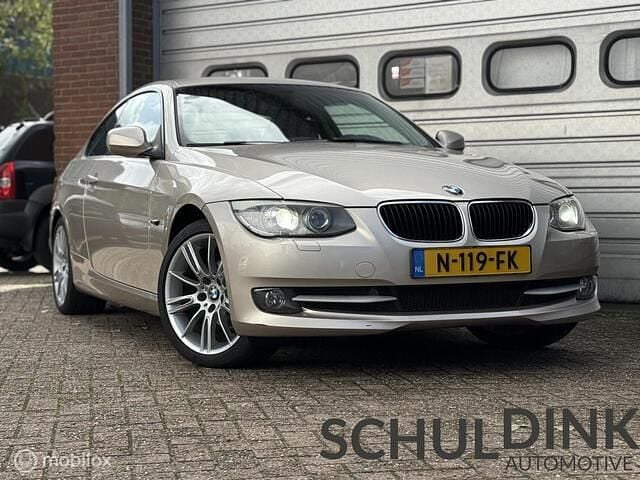 Grijs Gebruikt 2012 BMW 320 Coupé | € 8.950 (Goede deal) - Afbeelding 1/4