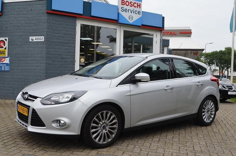 Grijs Gebruikt 2011 Ford Focus Hatchback | € 4.950 (Eerlijke prijs) - Afbeelding 1/4