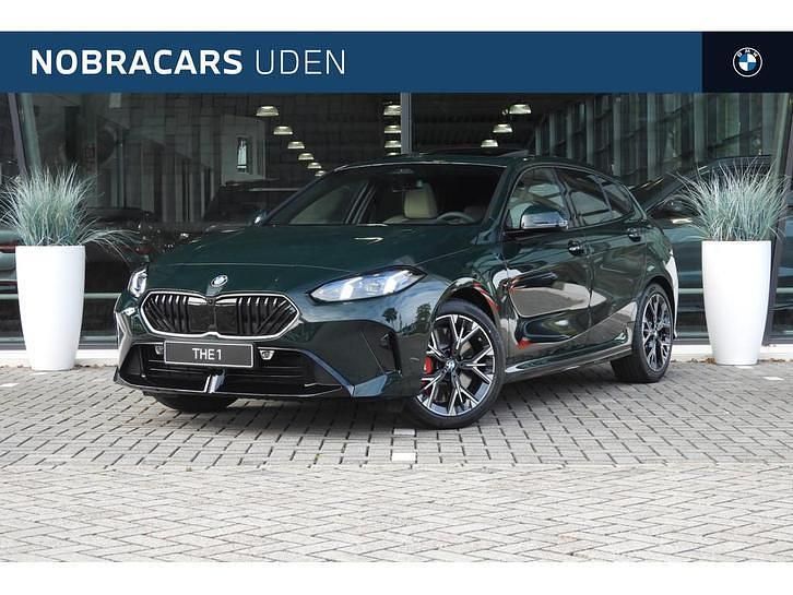 Groen Nieuw 2025 BMW 120 M Sport Hatchback | € 58.027 (Iets duurder) - Afbeelding 1/4