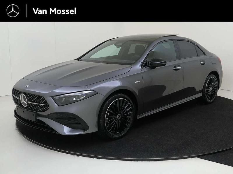 Grijs Nieuw 2024 Mercedes A250 Business Sedan | € 50.851 (Eerlijke prijs) - Afbeelding 1/4