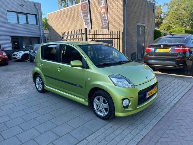 Occasion Daihatsu Sirion 91 PK (66 kW) 2008 Groen, metallic lak Hatchback