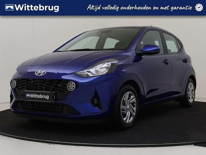 Blauw, metallic lak Gebruikt 2023 Hyundai i10 Comfort Hatchback | € 15.925 (Eerlijke prijs) - Afbeelding 1/3