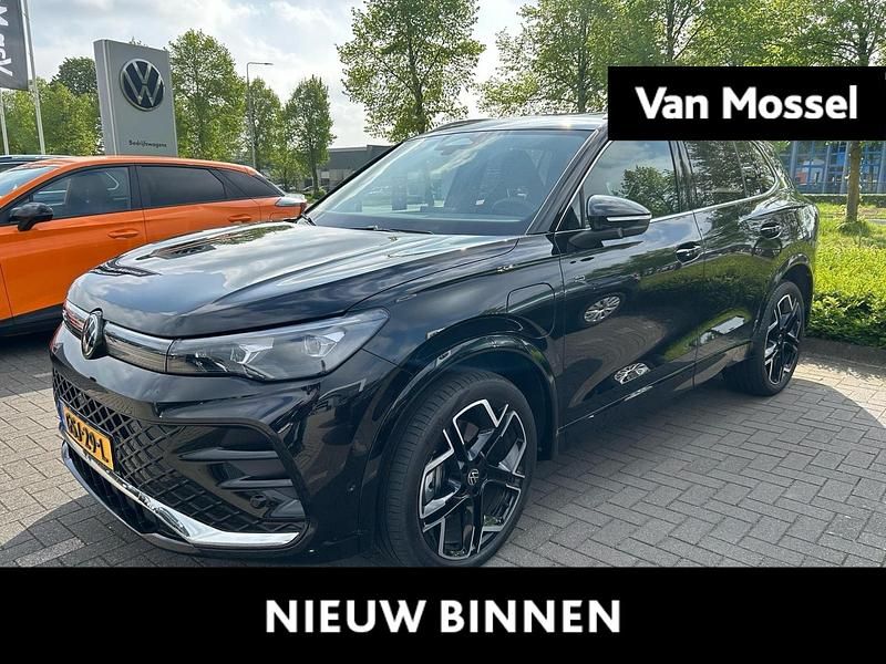 Zwart Gebruikt 2024 VW Tiguan R-line Edition SUV | € 53.900 (Iets duurder) - Afbeelding 1/4