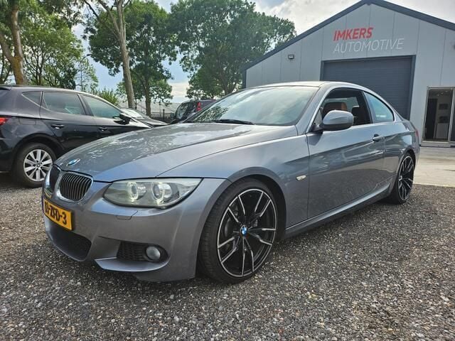 Grijs Gebruikt 2012 BMW 325 Sport Line Coupé | € 11.999 (Eerlijke prijs) - Afbeelding 1/4