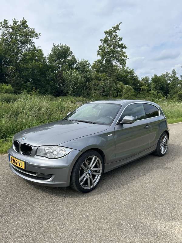 Grijs Gebruikt 2009 BMW 120 Hatchback | € 5.250 (Eerlijke prijs) - Afbeelding 1/4