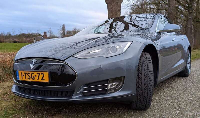 Zilver Gebruikt 2014 Tesla Model S Sedan | € 16.500 (Eerlijke prijs) - Afbeelding 1/4
