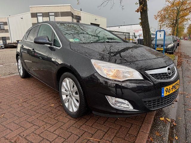 Zwart Gebruikt 2011 Opel Astra Cosmo Hatchback | € 4.850 (Eerlijke prijs) - Afbeelding 1/4