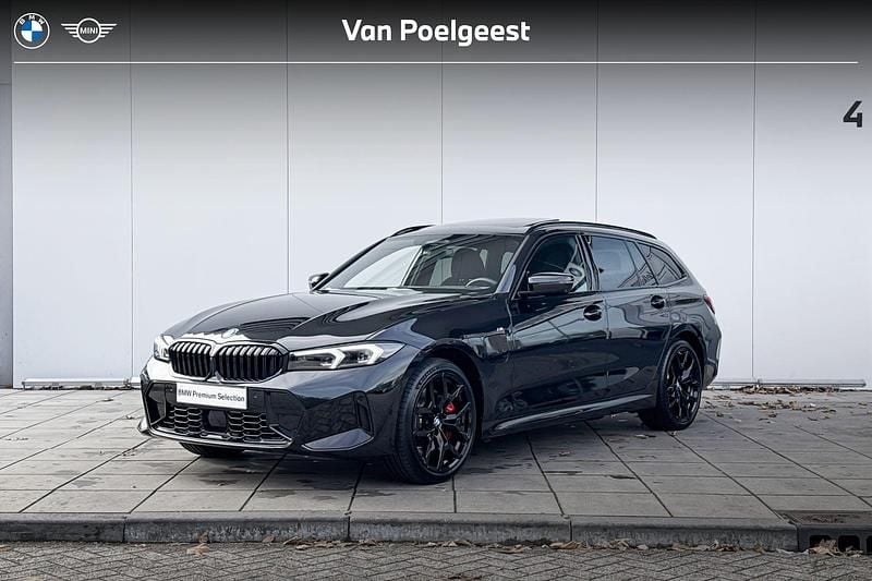 Saphirschwarz metallic (475) (zwart metallic) Gebruikt 2025 BMW 330e M Sport Stationwagen | € 54.900 (Super prijs) - Afbeelding 1/4