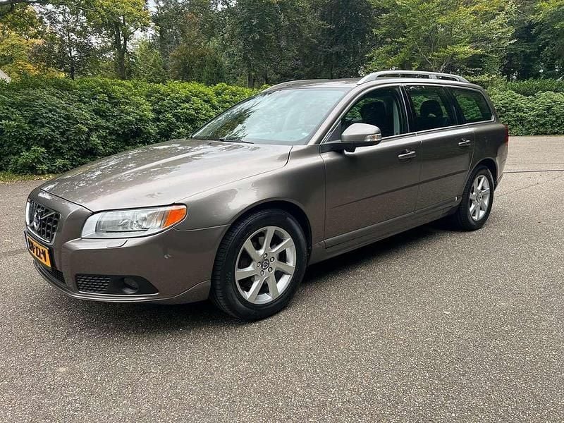 Beige Gebruikt 2009 Volvo V70 Summum Stationwagen | € 11.333 (Goede deal) - Afbeelding 1/4