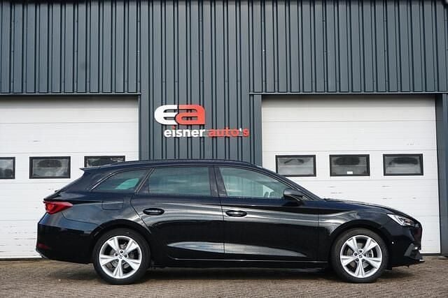 Zwart Gebruikt 2021 Seat Leon FR Stationwagen | € 16.899 (Goede deal) - Afbeelding 1/4