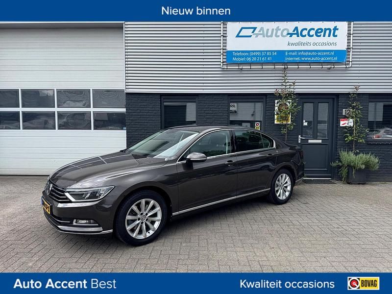 Bruin Gebruikt 2017 VW Passat Highline Sedan | € 18.888 (Eerlijke prijs) - Afbeelding 1/4
