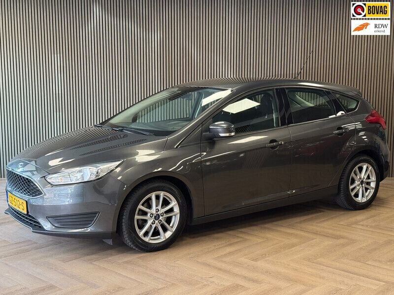 Grijs Gebruikt 2015 Ford Focus Trend Hatchback | € 5.995 (Eerlijke prijs) - Afbeelding 1/4