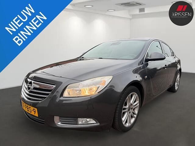 Grijs Occasion 2011 Opel Insignia Edition Sedan | € 2.845 (Goede deal) - Afbeelding 1/4