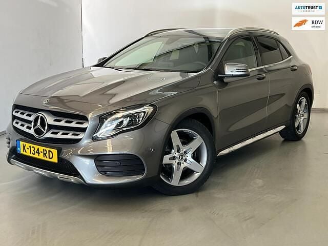 Grijs Gebruikt 2019 Mercedes GLA180 AMG SUV | € 23.450 (Eerlijke prijs) - Afbeelding 1/4