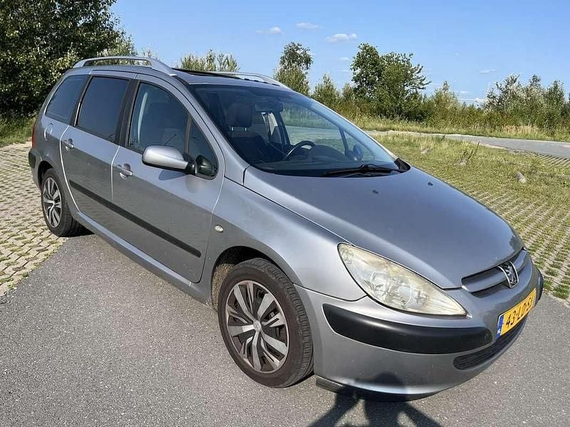 Grijs, metallic lak Gebruikt 2002 Peugeot 307 Stationwagen | € 999 (Eerlijke prijs) - Afbeelding 1/4