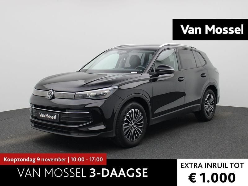 Zwart Gebruikt 2024 VW Tiguan Pro SUV | € 40.700 (Eerlijke prijs) - Afbeelding 1/4