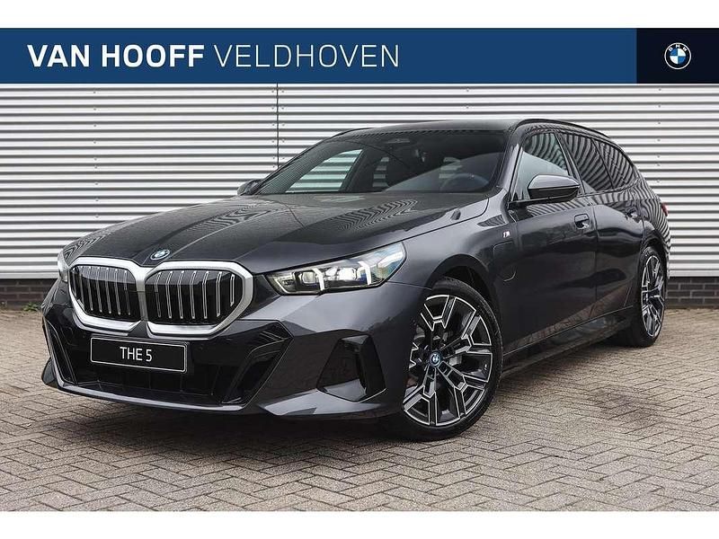 Zwart Nieuw 2025 BMW 530e Comfort Edition Stationwagen | € 82.986 (Super prijs) - Afbeelding 1/4