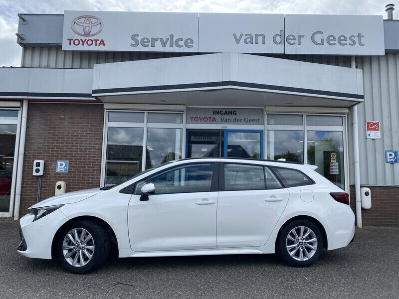 Wit Gebruikt 2024 Toyota Corolla Hybrid Business Edition Stationwagen | € 29.945 (Super prijs) - Afbeelding 1/4