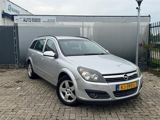 Grijs Gebruikt 2006 Opel Astra Essentia Stationwagen | € 1.999 (Eerlijke prijs) - Afbeelding 1/4