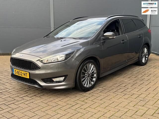Grijs Gebruikt 2018 Ford Focus ST-Line Stationwagen | € 9.950 (Super prijs) - Afbeelding 1/4