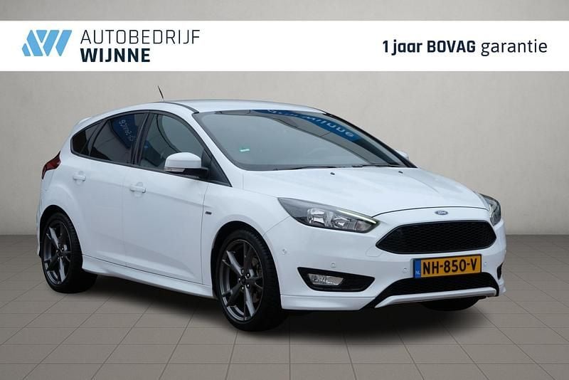 Wit Gebruikt 2017 Ford Focus ST-Line Hatchback | € 10.950 (Eerlijke prijs) - Afbeelding 1/4