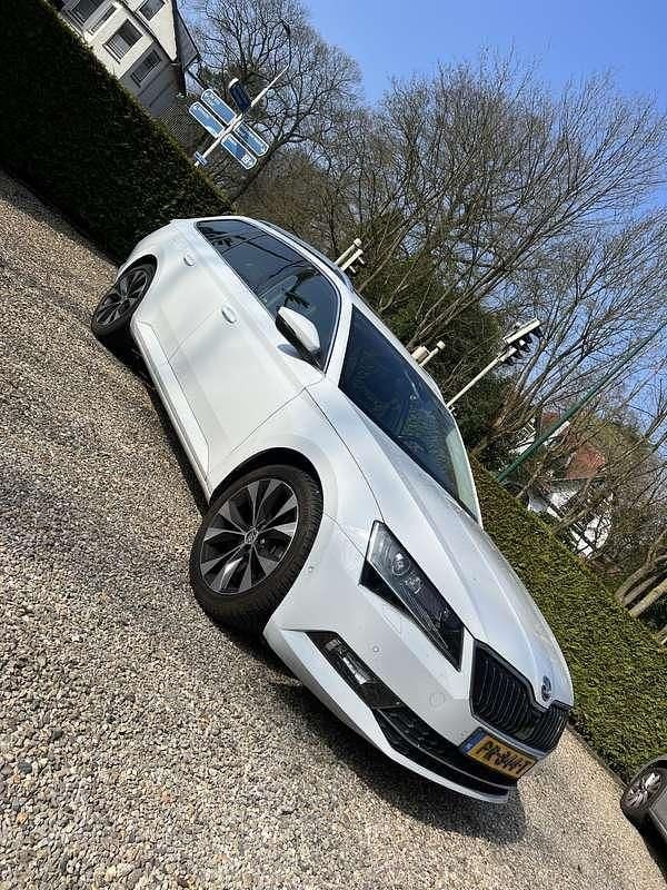 Wit Gebruikt 2017 Skoda Superb Business Line Stationwagen | € 18.000 (Eerlijke prijs) - Afbeelding 1/4