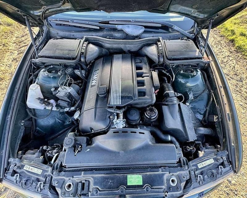 Groen Gebruikt 2002 BMW 525 Sedan | € 2.700 (Eerlijke prijs) - Afbeelding 1/4