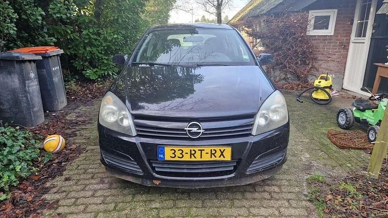 Zwart Gebruikt 2005 Opel Astra Enjoy Hatchback | € 1.000 (Goede deal) - Afbeelding 1/4