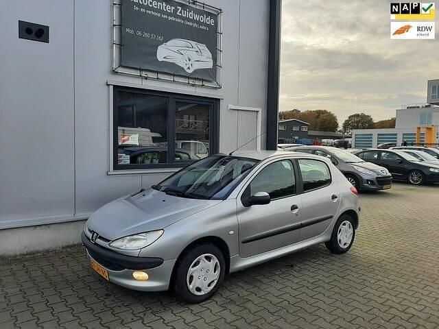 Grijs Gebruikt 2002 Peugeot 206 Hatchback | € 1.250 (Eerlijke prijs) - Afbeelding 1/4