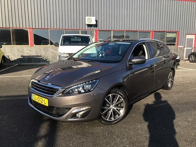 Grijs, metallic lak Gebruikt 2015 Peugeot 308 Premium Stationwagen | € 6.999 (Eerlijke prijs) - Afbeelding 1/4
