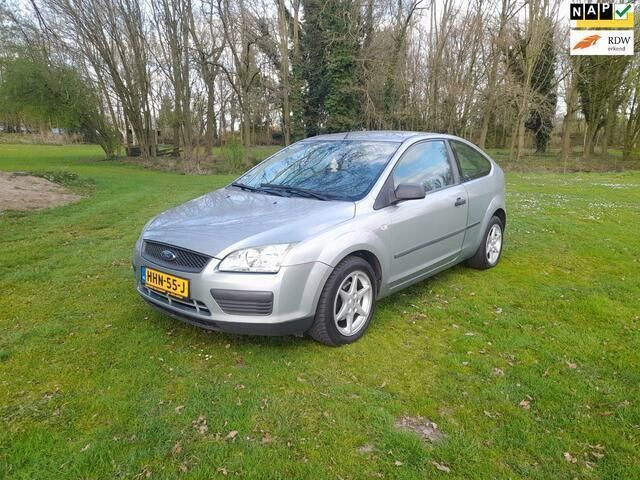 Grijs Gebruikt 2005 Ford Focus Trend Hatchback | € 1.990 (Eerlijke prijs) - Afbeelding 1/4