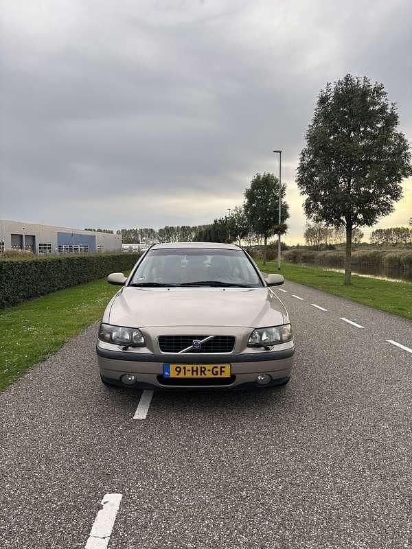 Beige Occasion 2001 Volvo S60 Sedan | € 2.000 (Super prijs) - Afbeelding 1/4