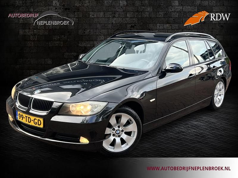 Zwart, metallic lak Gebruikt 2006 BMW 318 Stationwagen | € 3.750 (Iets duurder) - Afbeelding 1/4
