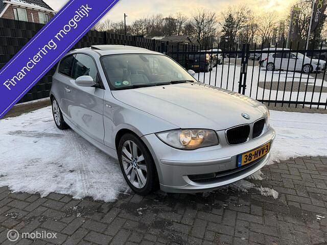 Grijs Occasion 2009 BMW 118 Executive Hatchback | € 3.499 (Eerlijke prijs) - Afbeelding 1/4