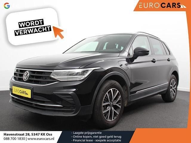 Zwart Gebruikt 2022 VW Tiguan Life SUV | € 30.840 (Super prijs) - Afbeelding 1/4