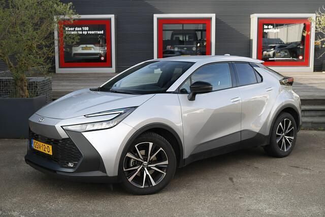 Grijs Gebruikt 2024 Toyota C-HR SUV | € 32.900 (Duur) - Afbeelding 1/4