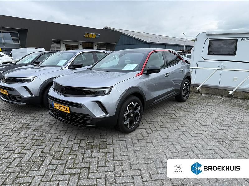 Grijs Gebruikt 2023 Opel Mokka SUV | € 21.435 (Eerlijke prijs) - Afbeelding 1/4
