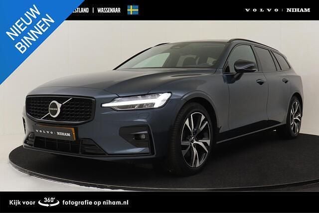Blauw Gebruikt 2023 Volvo V60 Plus Stationwagen | € 40.890 (Eerlijke prijs) - Afbeelding 1/4