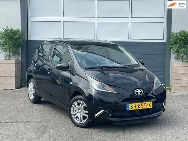 Zwart Gebruikt 2017 Toyota Aygo X-play Hatchback | € 9.995 (Goede deal) - Afbeelding 1/4