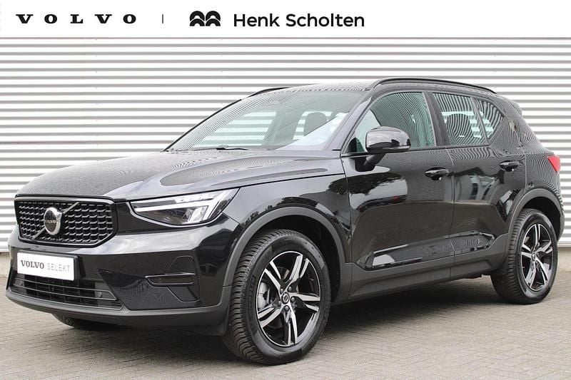 Zwart Gebruikt 2024 Volvo XC40 Plus SUV | € 42.950 (Eerlijke prijs) - Afbeelding 1/4