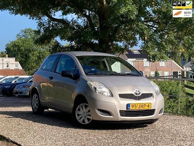 Beige Gebruikt 2009 Toyota Yaris Hatchback | € 3.750 (Eerlijke prijs) - Afbeelding 1/4
